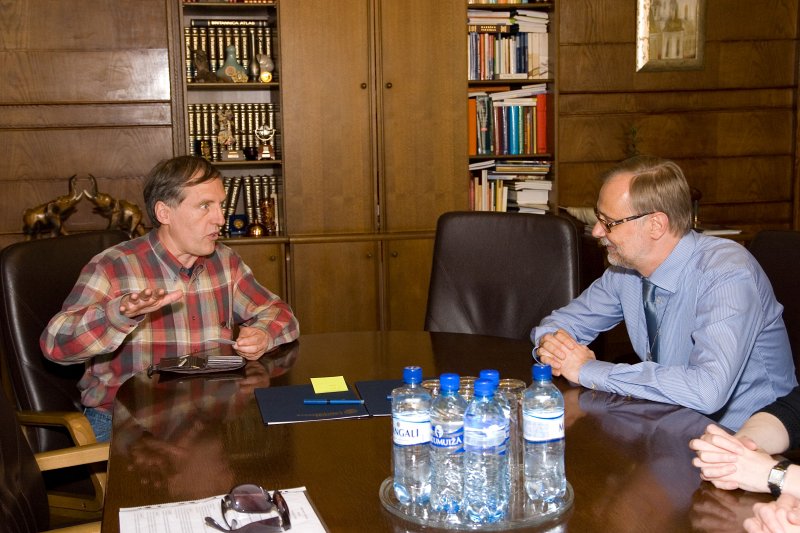 LU paraksta līgumu ar Stendhal University Grenoble. No kreisās: SGU prorektors Fransuā Mangeno (François Mangenot) un LU rektors Mārcis Auziņš.