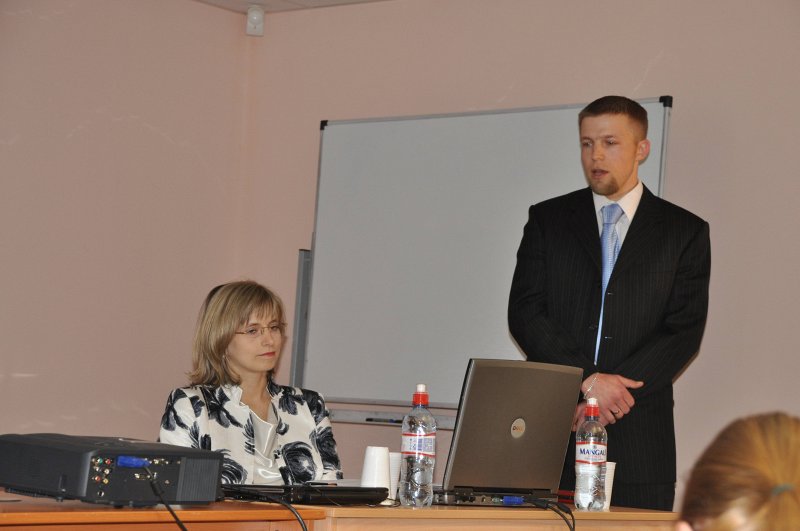 Latvijas Jauno ārstu asociācijas rīkotā diskusija par gaidāmajām reformām Latvijas veselības aprūpē un to ietekmi uz jauno ārstu darba un dzīves apstākļiem. No kreisās: 
Latvijas Jauno ārstu asociācijas (LJĀA) valdes priekšsēdētāja Maija Radziņa; 
LJĀA biedrs Māris Mežeckis.
