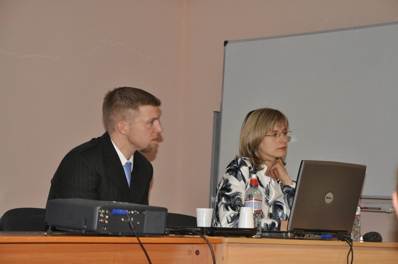 Latvijas Jauno ārstu asociācijas rīkotā diskusija par gaidāmajām reformām Latvijas veselības aprūpē un to ietekmi uz jauno ārstu darba un dzīves apstākļiem. No kreisās: 
Latvijas Jauno ārstu asociācijas (LJĀA) biedrs Māris Mežeckis; 
LJĀA valdes priekšsēdētāja Maija Radziņa.