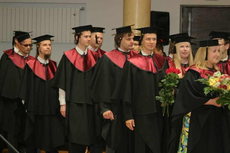 Latvijas Universitātes Datorikas fakultātes pirmais izlaidums. Aulā ieved jaunos maģistrus.
