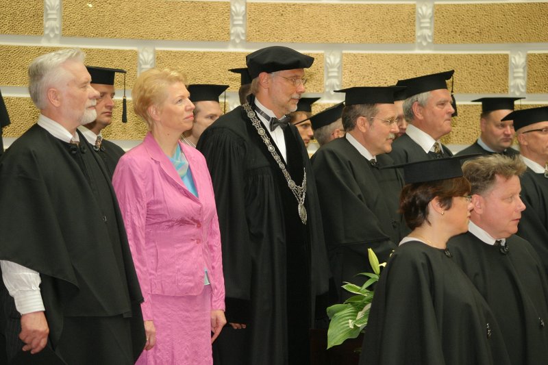 Latvijas Universitātes Datorikas fakultātes pirmais izlaidums. Domnieku vidū arī izglītības un zinātnes ministre un LU 
rektors.