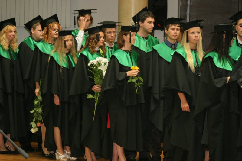 Latvijas Universitātes Datorikas fakultātes pirmais izlaidums. Aulā ieved koledžas absolventus.