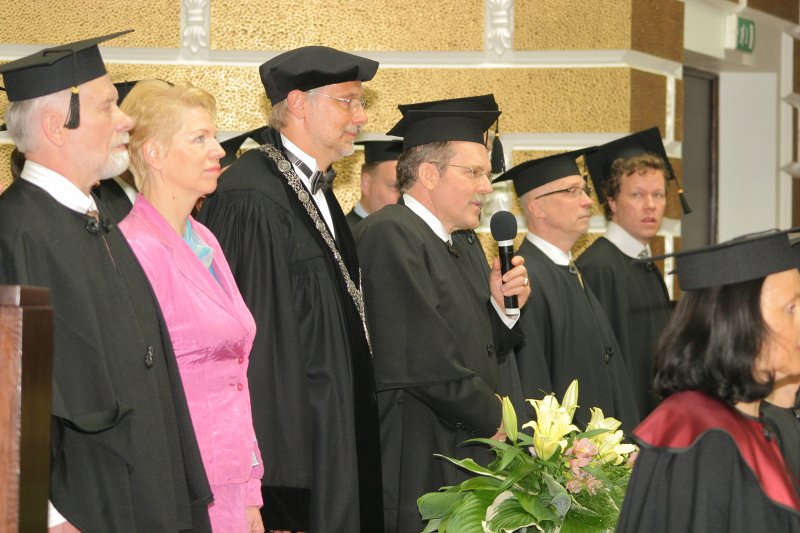 Latvijas Universitātes Datorikas fakultātes pirmais izlaidums. Domes priekšsēdētājs prof. Kārlis Podnieks atklāj svinīgo 
sēdi.