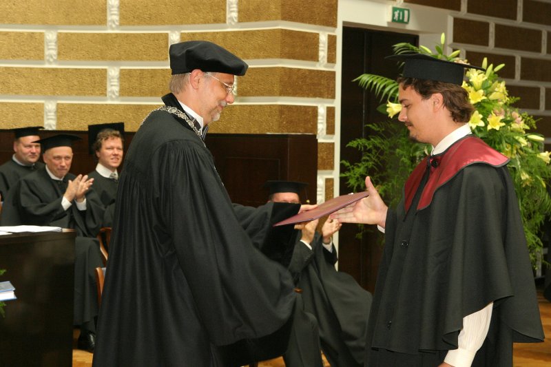 Latvijas Universitātes Datorikas fakultātes pirmais izlaidums. Datorzinātņu maģistra diploms 'ar izcilību' Aleksandram 
Belovam.