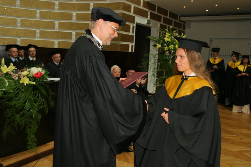 Latvijas Universitātes Datorikas fakultātes pirmais izlaidums. Bakalaures diploms 'ar izcilību' Aigai Romānei.