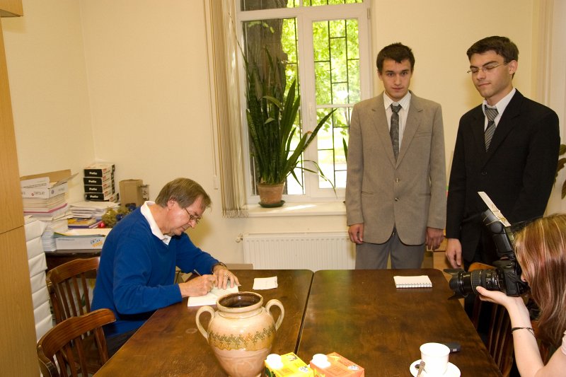 ASV Virdžīnijas Universitātes (University of Virginia) profesora Jāņa Rūvalda finansētās stipendijas pasniegšana. Prof. Jānis Rūvalds (no kreisās), 
Artūrs Bačkurs un Jevgēnijs Vihrovs.