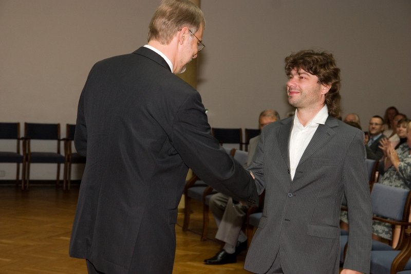 LU darbinieku sapulce. LU rektors Mārcis Auziņš (pa kreisi) pasniedz asociētā profesora diplomu Vadimam Danovičam.