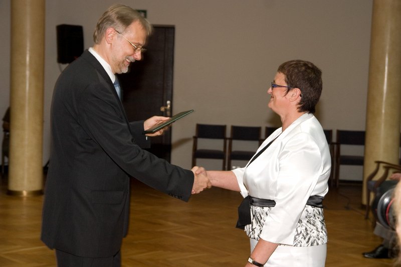 LU darbinieku sapulce. LU rektors Mārcis Auziņš (pa kreisi) pasniedz profesora diplomu Rudītei Andersonei.