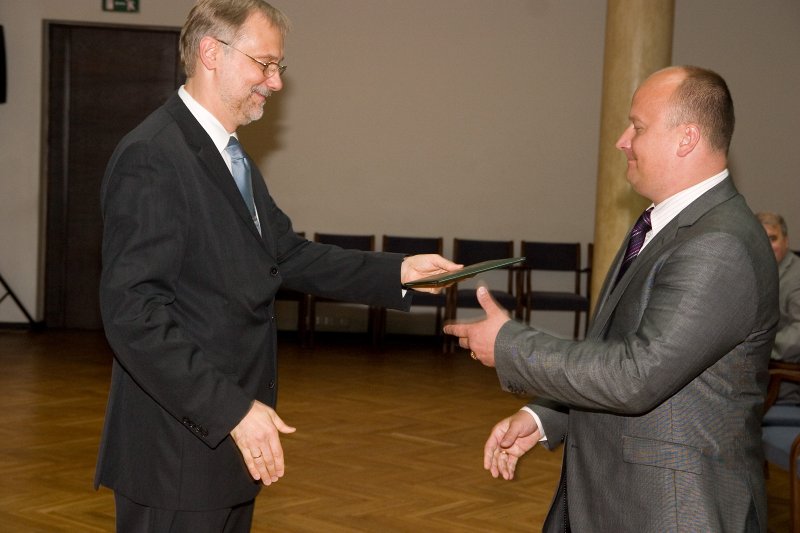 LU darbinieku sapulce. LU rektors Mārcis Auziņš (pa kreisi) pasniedz profesora diplomu Ringoldam Balodim.