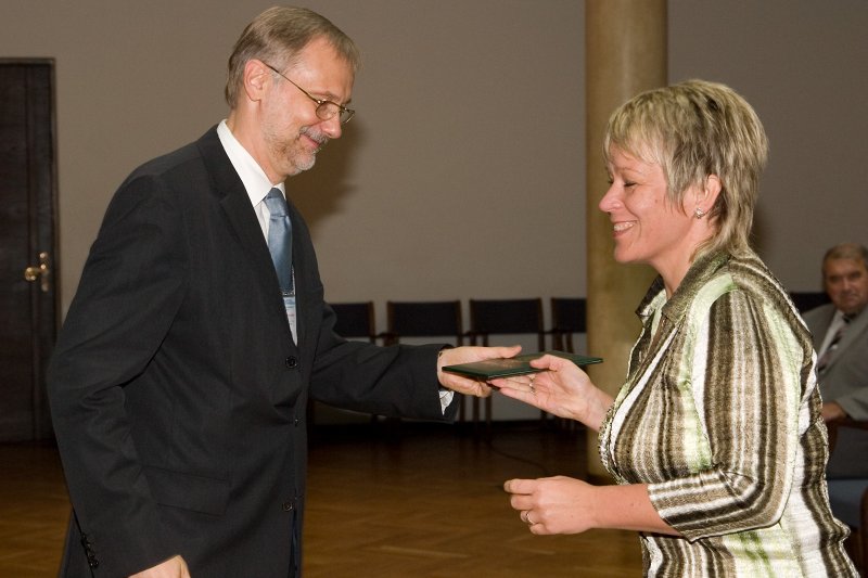 LU darbinieku sapulce. LU rektors Mārcis Auziņš (pa kreisi) pasniedz profesora diplomu Agritai Briedei.
