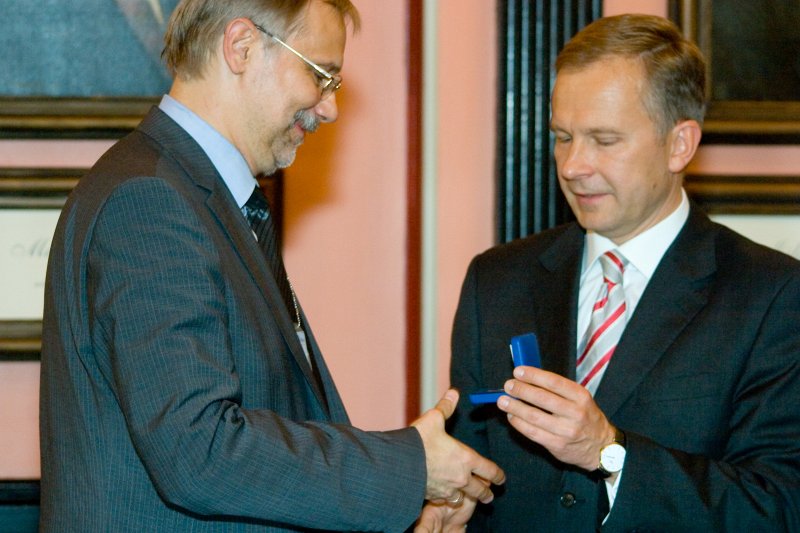 Svinīga 'Latvijas Universitātes' monētas pasniegšana. Latvijas Bankas prezidents Ilmārs Rimšēvičs (pa labi) pasniedz monētu LU rektoram Mārcim Auziņam.