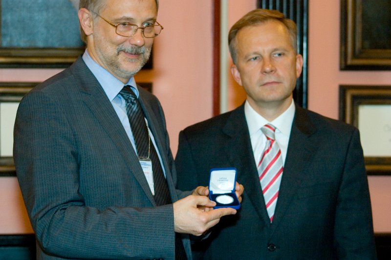 Svinīga 'Latvijas Universitātes' monētas pasniegšana. No kreisās:
LU rektors Mārcis Auziņš; 
Latvijas Bankas prezidents Ilmārs Rimšēvičs.