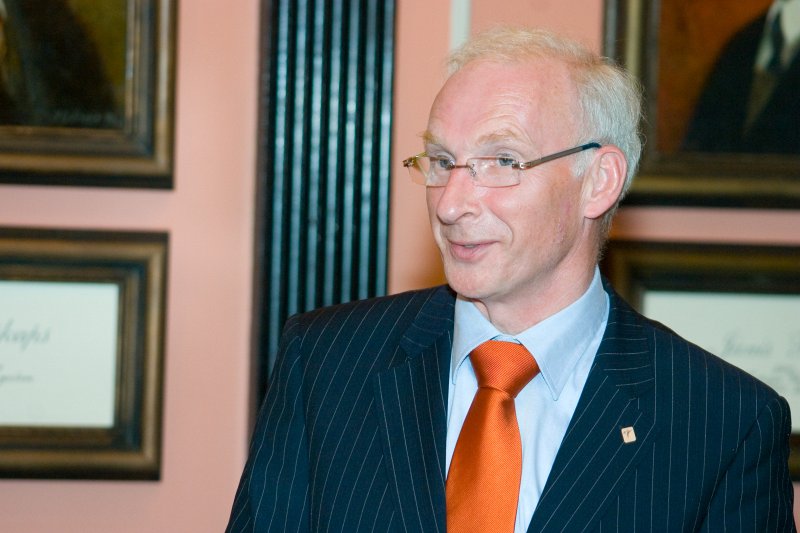 Svinīga 'Latvijas Universitātes' monētas pasniegšana. Nīderlandes Karaliskās kaltuves direktors Martens T. Brouvers (Maarten T. Brouwer).