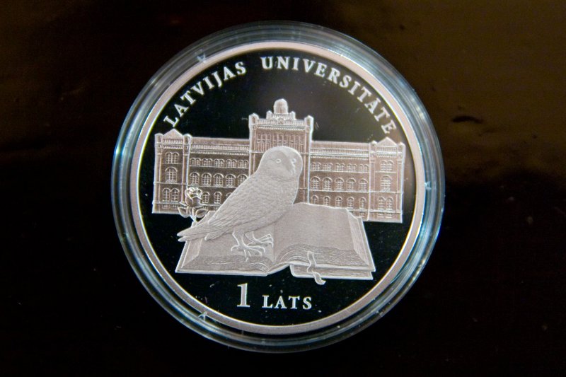 Svinīga 'Latvijas Universitātes' monētas pasniegšana. null