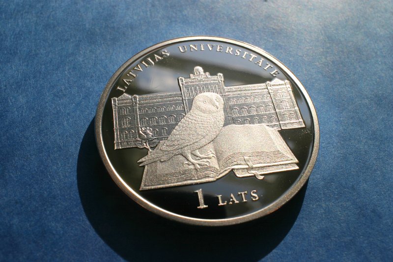 'Latvijas Universitātes' lata monēta, kas veltīta LU 90 gadu jubilejai. null