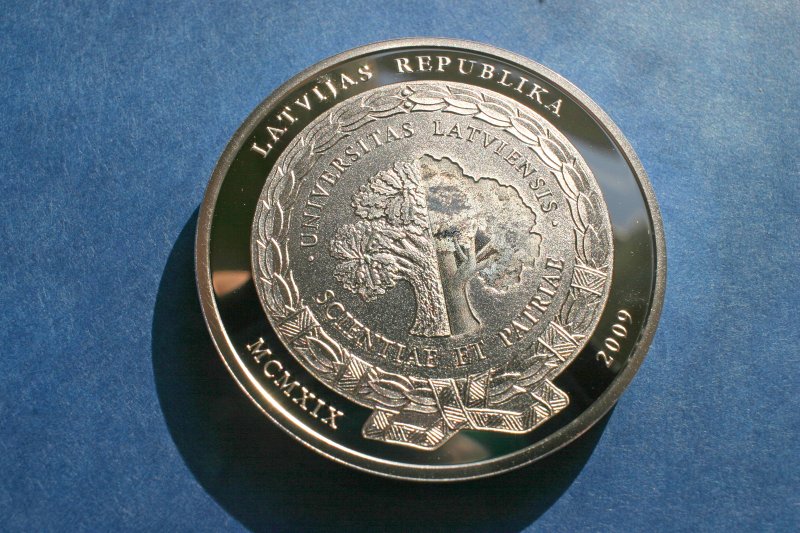 'Latvijas Universitātes' lata monēta, kas veltīta LU 90 gadu jubilejai. null