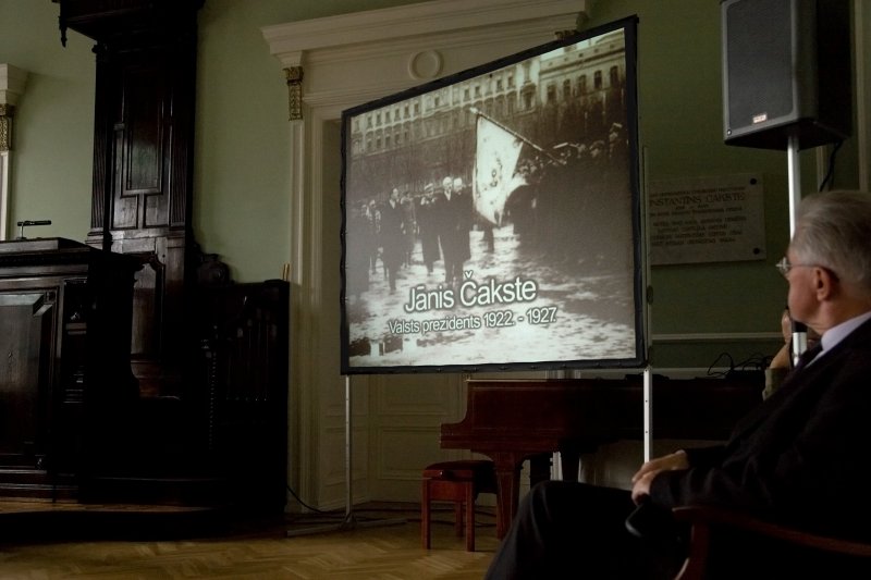 LR pirmā prezidenta Jāņa Čakstes 150. gadskārtai veltīts sarīkojums. Fragments no Dzintras Gekas dokumentālās filmas 'Amats Nr.1. Valsts Prezidents'.