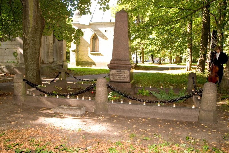 LU lielākā mecenāta Kristapa Morberga 165.gadskārtai veltīts piemiņas brīdis Lielajos kapos. null