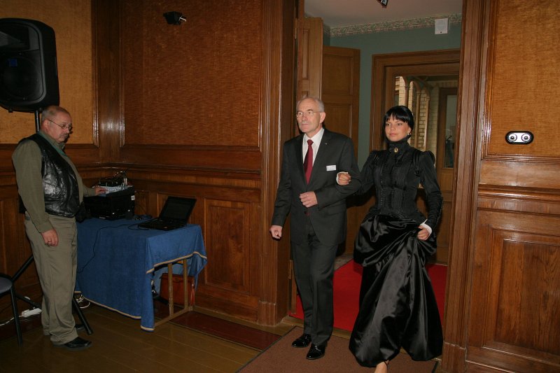 LU un LU Fonda mecenātu pieņemšana pie LU rektora Morbergu vasarnīcā Jūrmalā. LU Fonda valdes priekšsēdētājs Ivars Lācis un Auguste (Linda Leen).