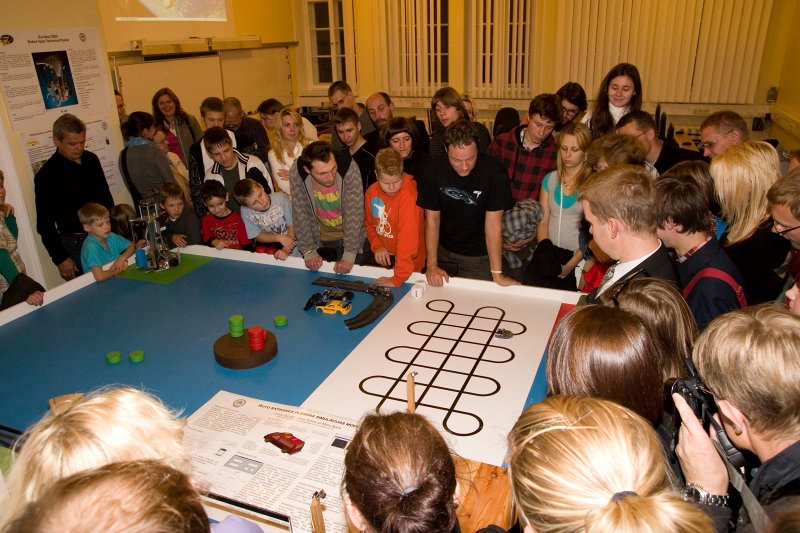 'Zinātnieku nakts 2009' Latvijas Universitātē. Robotu demonstrējumi Datorikas fakultātē (asoc. prof. Leo Seļāvo).