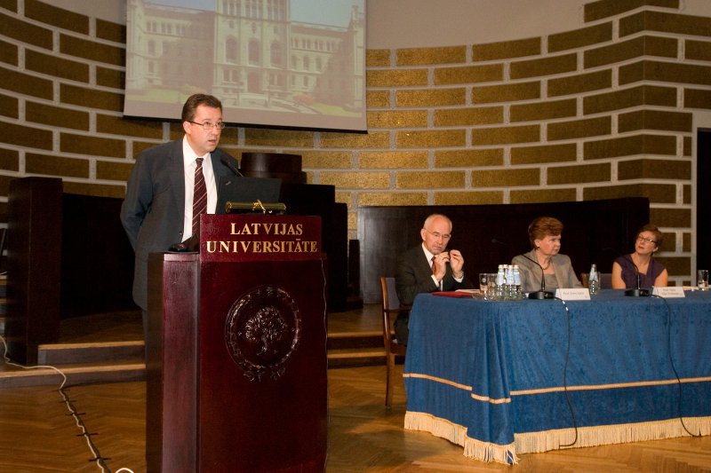 Konference 'University in a small country and global world'. Latvijas Universitātes Padomnieku konventa priekšsēdētājs Uldis Cērps.