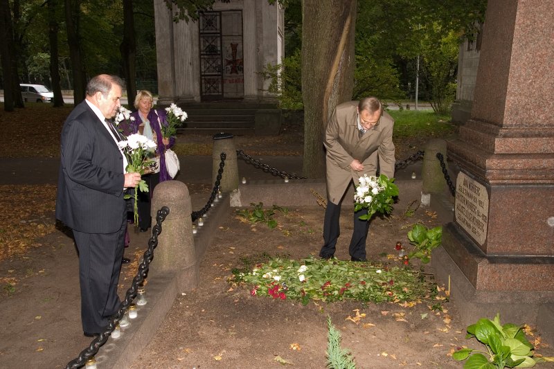 LU rektors Mārcis Auziņš un LU direktors Atis Peičs apmeklē bijušo LU rektoru atdusas un piemiņas vietas. Lielajos kapos pie mecenāta Kristapa Morberga kapa.