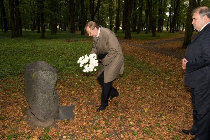 LU rektors Mārcis Auziņš un LU direktors Atis Peičs apmeklē bijušo LU rektoru atdusas un piemiņas vietas. Lielajos kapos pie bijušā rektora Jāņa Ruberta piemiņas vietas.