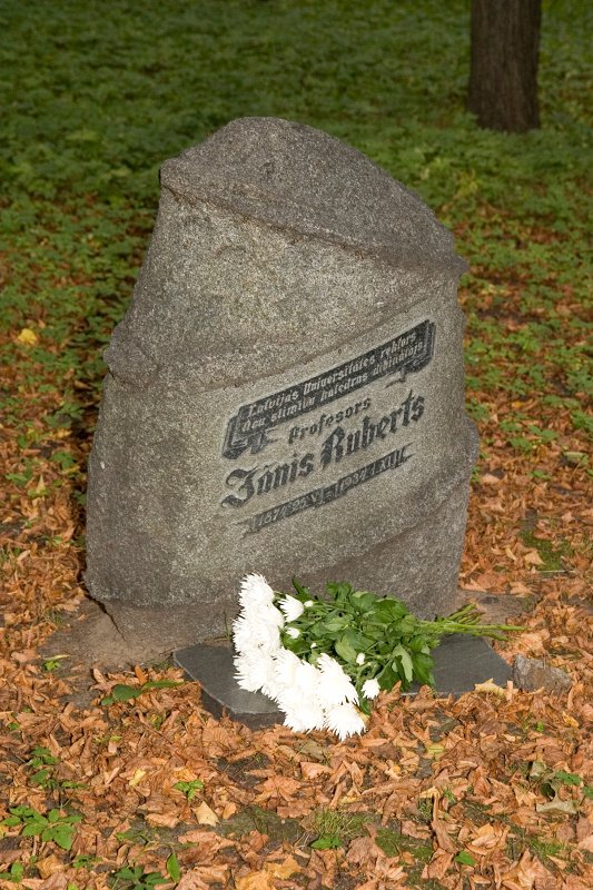 LU rektors Mārcis Auziņš un LU direktors Atis Peičs apmeklē bijušo LU rektoru atdusas un piemiņas vietas. Bijušā rektora Jāņa Ruberta piemiņas vieta Lielajos kapos.