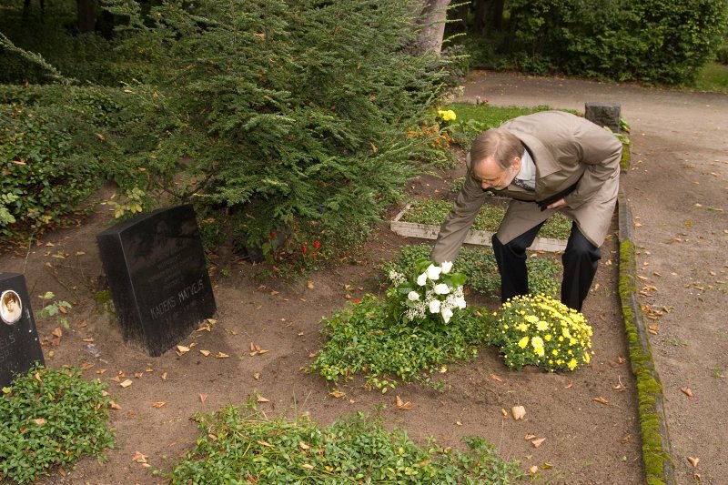 LU rektors Mārcis Auziņš un LU direktors Atis Peičs apmeklē bijušo LU rektoru atdusas un piemiņas vietas. Raiņa kapos pie bijušā rektora Matveja Kadeka kapa.