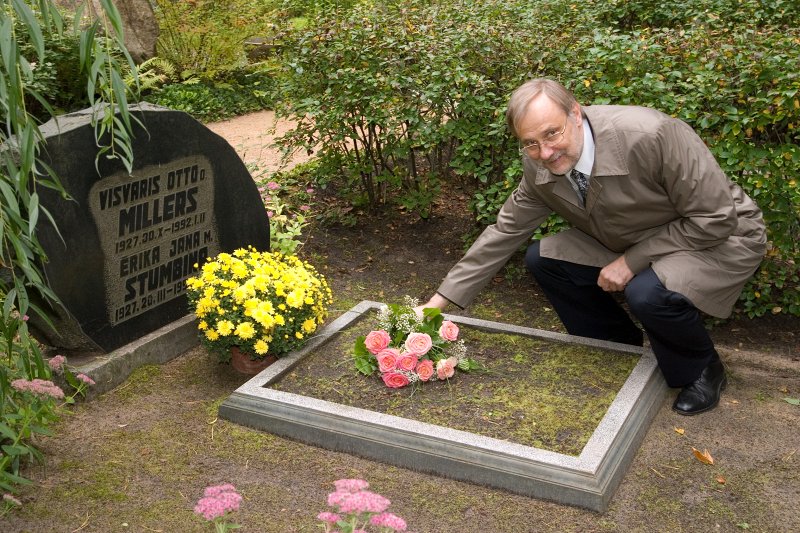 LU rektors Mārcis Auziņš un LU direktors Atis Peičs apmeklē bijušo LU rektoru atdusas un piemiņas vietas. Meža kapos pie bijušā rektora Visvara Millera kapa.
