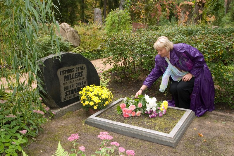LU rektors Mārcis Auziņš un LU direktors Atis Peičs apmeklē bijušo LU rektoru atdusas un piemiņas vietas. Meža kapos pie bijušā rektora Visvara Millera kapa.