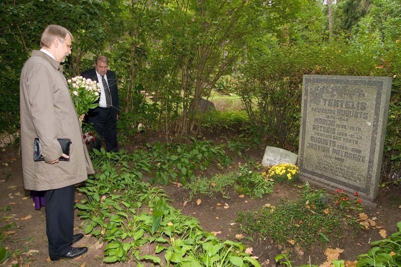 LU rektors Mārcis Auziņš un LU direktors Atis Peičs apmeklē bijušo LU rektoru atdusas un piemiņas vietas. Pie bijušā rektora Augusta Tenteļa kapa Meža kapos.