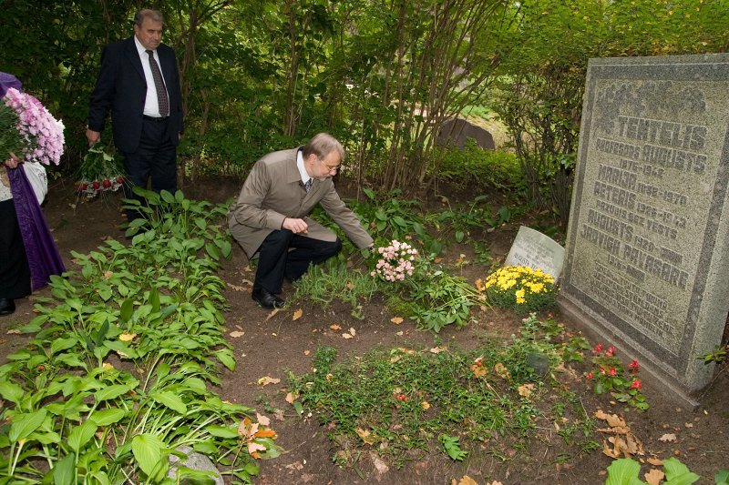 LU rektors Mārcis Auziņš un LU direktors Atis Peičs apmeklē bijušo LU rektoru atdusas un piemiņas vietas. Pie bijušā rektora Augusta Tenteļa kapa Meža kapos.