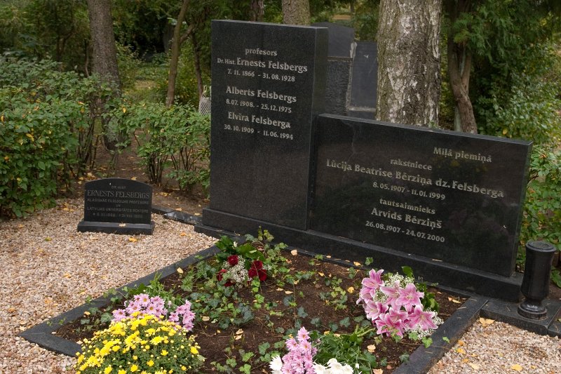 LU rektors Mārcis Auziņš un LU direktors Atis Peičs apmeklē bijušo LU rektoru atdusas un piemiņas vietas. Bijušā rektora Ernesta Felsberga kaps Meža kapos.
