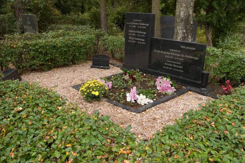 LU rektors Mārcis Auziņš un LU direktors Atis Peičs apmeklē bijušo LU rektoru atdusas un piemiņas vietas. Bijušā rektora Ernesta Felsberga kaps Meža kapos.