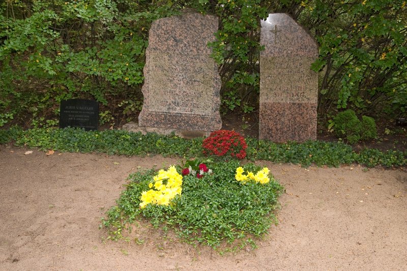 LU rektors Mārcis Auziņš un LU direktors Atis Peičs apmeklē bijušo LU rektoru atdusas un piemiņas vietas. Bijušā rektora Mārtiņa Bīmaņa kaps Meža kapos.