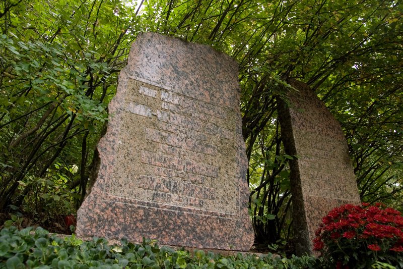 LU rektors Mārcis Auziņš un LU direktors Atis Peičs apmeklē bijušo LU rektoru atdusas un piemiņas vietas. Bijušā rektora Mārtiņa Bīmaņa kaps Meža kapos.