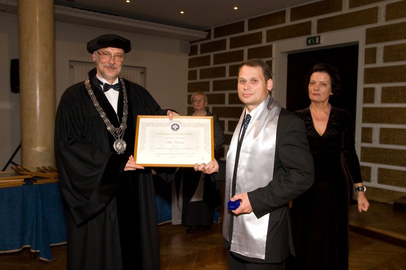 Doktoru promocijas ceremonija. No kreisās:
LU rektors prof. Mārcis Auziņš; 
doktors Aldis Pundurs; 
LU Doktora studiju programmu direktoru padomes priekšsēdētāja prof. Ausma Cimdiņa.