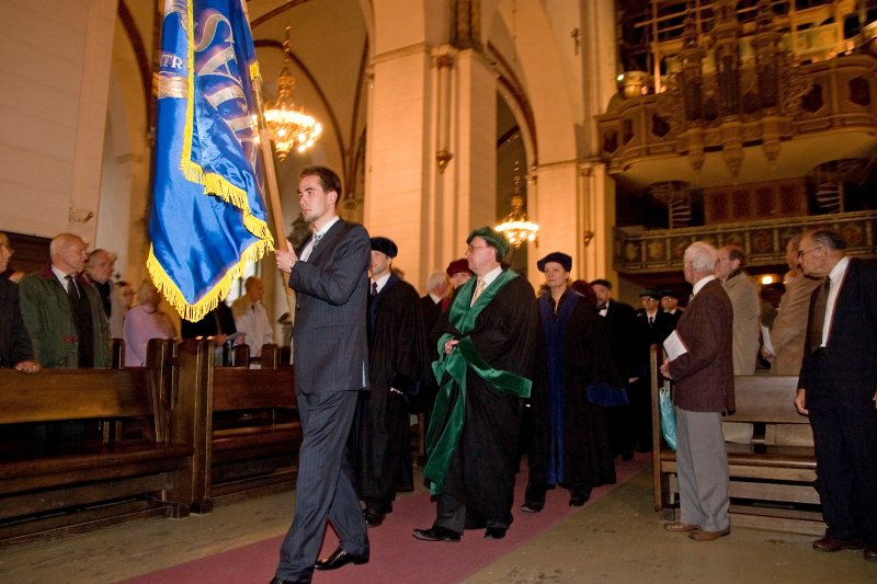 Latvijas Universitātes 90. gadadienai veltīts ekumēniskais dievkalpojums Doma baznīcā. Ar LU karogu - LU SP priekšsēdētājs Krists Avots.