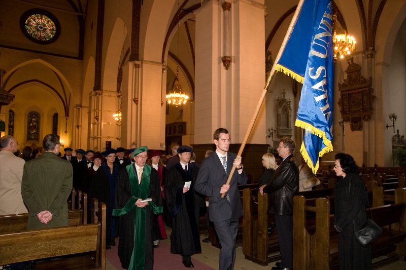 Latvijas Universitātes 90. gadadienai veltīts ekumēniskais dievkalpojums Doma baznīcā. Ar LU karogu - LU SP priekšsēdētājs Krists Avots.