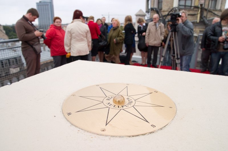 LU 90 gadu jubilejai veltīta Saules pulksteņa un Rīgas pirmā ģeodēziskā nulles punkta atklāšana (uz LU galvenās ēkas jumta). Rīgas pirmais ģeodēziskais nulles punkts (atrašanās koordinātes: platums - 56° 57' 02.312' N; garums - 24° 06' 57.215' E)