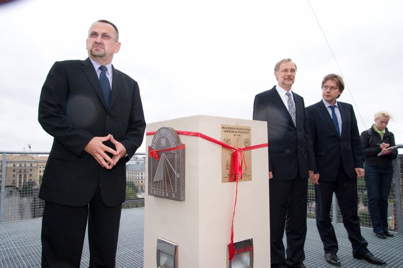 LU 90 gadu jubilejai veltīta Saules pulksteņa un Rīgas pirmā ģeodēziskā nulles punkta atklāšana (uz LU galvenās ēkas jumta). No kreisās: 
Rīgas domes kapitālsabiedrības 'Rīgas ĢeoMetrs' valdes priekšsēdētājs Gunārs Silabriedis; 
LU rektors Mārcis Auziņš; 
Rīgas domes priekšsēdētājs Nils Ušakovs.