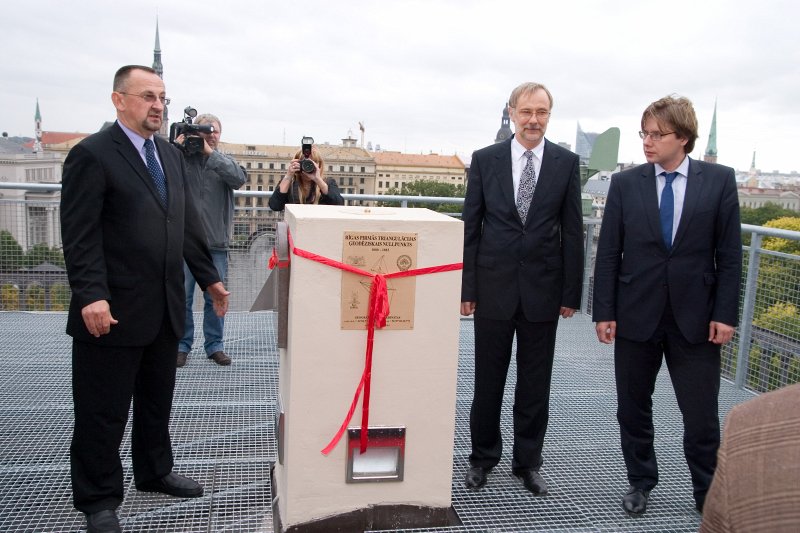 LU 90 gadu jubilejai veltīta Saules pulksteņa un Rīgas pirmā ģeodēziskā nulles punkta atklāšana (uz LU galvenās ēkas jumta). No kreisās: 
Rīgas domes kapitālsabiedrības 'Rīgas ĢeoMetrs' valdes priekšsēdētājs Gunārs Silabriedis; 
LU rektors Mārcis Auziņš; 
Rīgas domes priekšsēdētājs Nils Ušakovs.