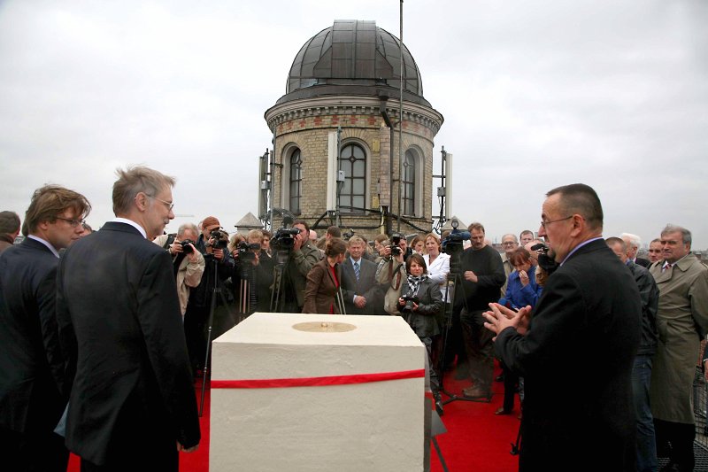 LU 90 gadu jubilejai veltīta Saules pulksteņa un Rīgas pirmā ģeodēziskā nulles punkta atklāšana (uz LU galvenās ēkas jumta). null