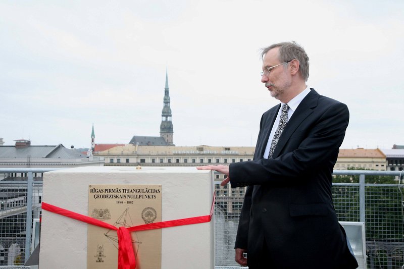 LU 90 gadu jubilejai veltīta Saules pulksteņa un Rīgas pirmā ģeodēziskā nulles punkta atklāšana (uz LU galvenās ēkas jumta). LU rektors Mārcis Auziņš.