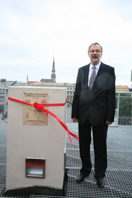 LU 90 gadu jubilejai veltīta Saules pulksteņa un Rīgas pirmā ģeodēziskā nulles punkta atklāšana (uz LU galvenās ēkas jumta). LU rektors Mārcis Auziņš.