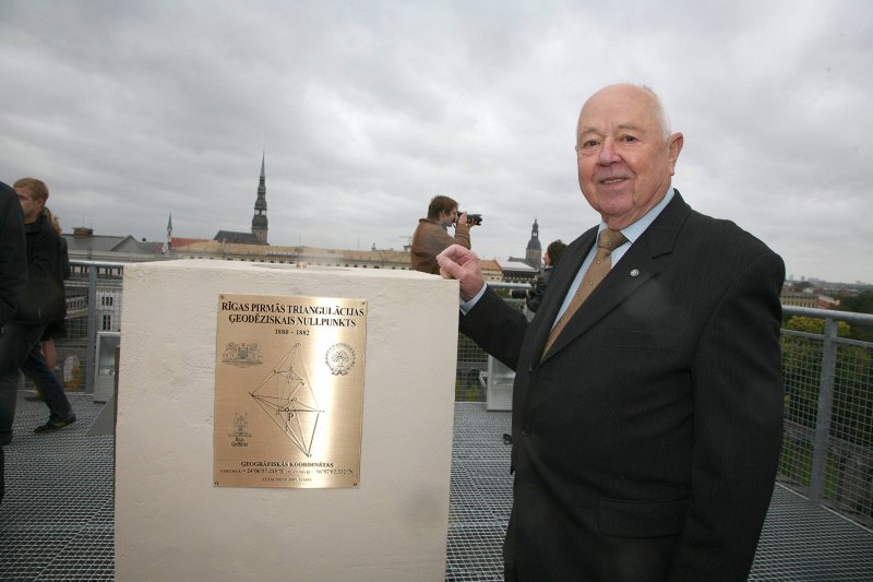 LU 90 gadu jubilejai veltīta Saules pulksteņa un Rīgas pirmā ģeodēziskā nulles punkta atklāšana (uz LU galvenās ēkas jumta). Zinātņu vēsturnieks Jānis Klētnieks.