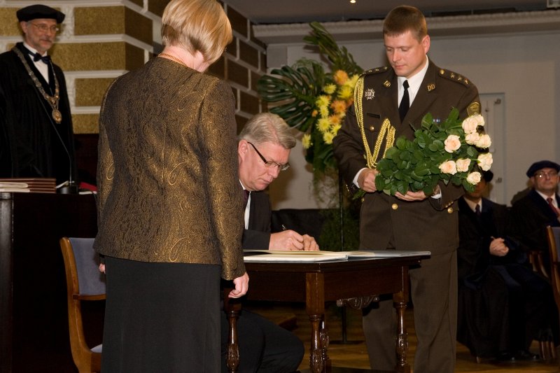 Latvijas Universitātes 90. gadadienai veltīta svinīgā LU Senāta sēde. Latvijas Valsts prezidents Valdis Zatlers parakstās LU Goda biedru grāmatā.