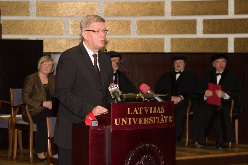 Latvijas Universitātes 90. gadadienai veltīta svinīgā LU Senāta sēde. LU Goda biedrs, Latvijas Valsts prezidents Valdis Zatlers.