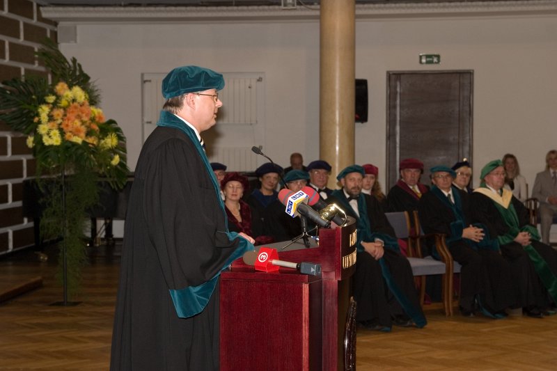 Latvijas Universitātes 90. gadadienai veltīta svinīgā LU Senāta sēde. LU Fizikas un matemātikas fakultātes dekāns Leonīds Buligins.